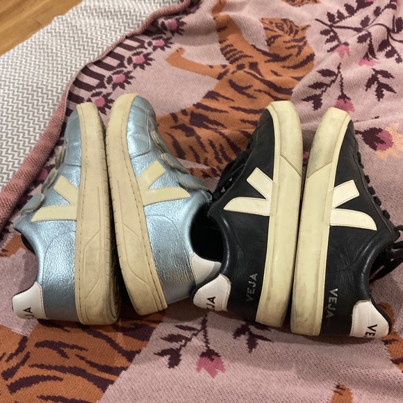 Veja 2 pairs, Black Leather & Blue Metallic Sneakers Size 8 - Picture 5 of 9